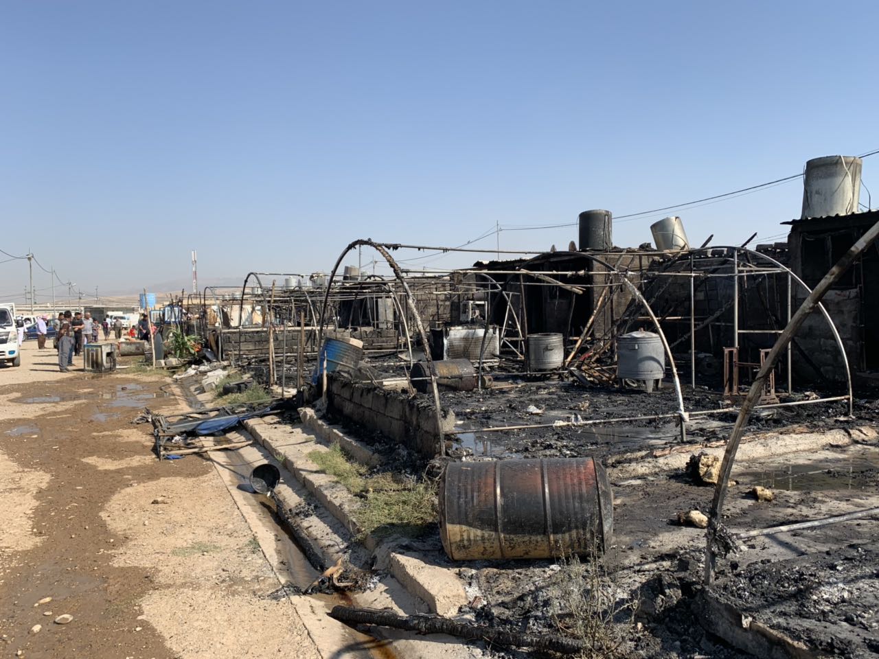 اندلعت النيران في مخيم شامشكو، الذي اُنشئ عام 2015، ويقطن فيه نحو خمسة آلاف من النازحين الايزيديين ومعظمهم من سنجار